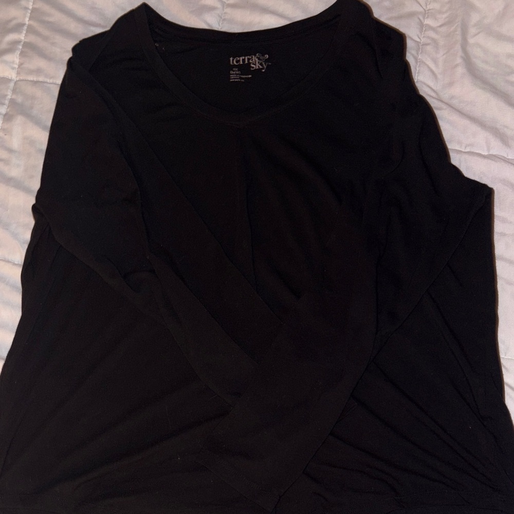 Terra & Sky Women's Long Sleeve Black Tee